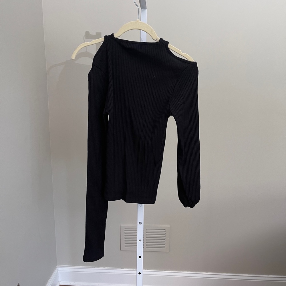 Baguette shoulder cut out sweater